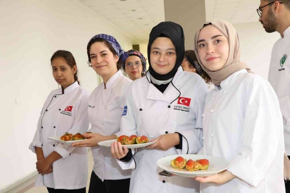 Özel öğrenciler yemek yarışmasında hünerlerini sergiledi