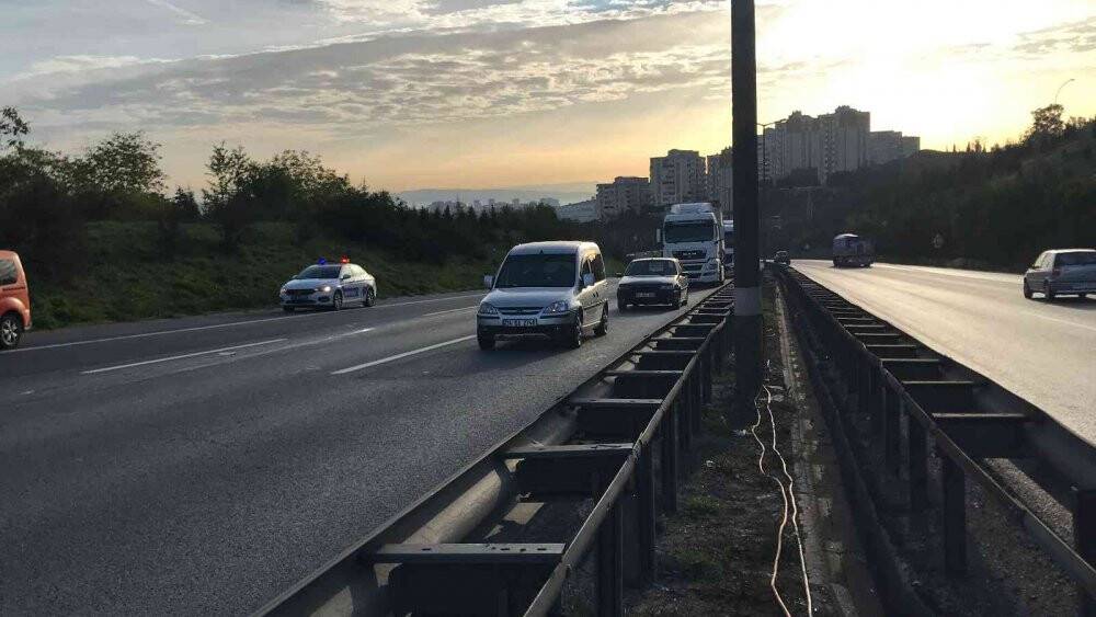 Tıra çarpan otomobildeki 6 kişi yaralandı