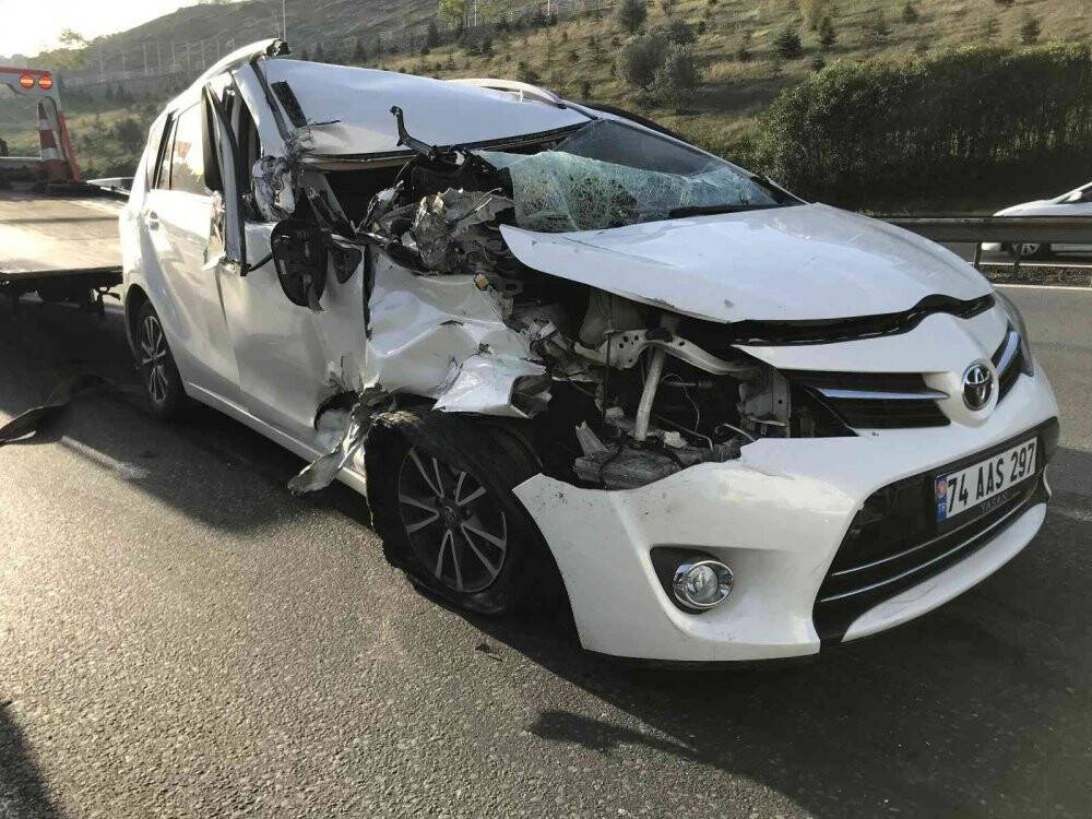 Tıra çarpan otomobildeki 6 kişi yaralandı