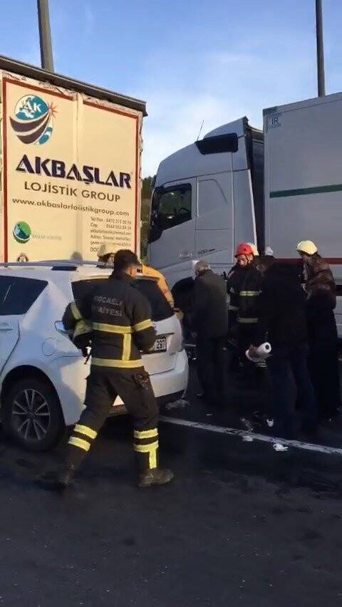 Tıra çarpan otomobildeki 6 kişi yaralandı