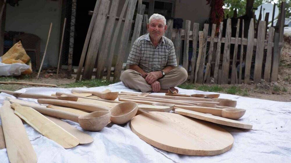 10 yaşında başladığı sanatını 65 yıldır ahşaplara işleyerek sürdürüyor