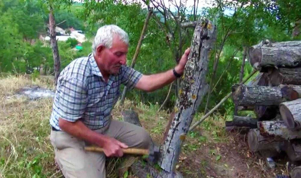 10 yaşında başladığı sanatını 65 yıldır ahşaplara işleyerek sürdürüyor