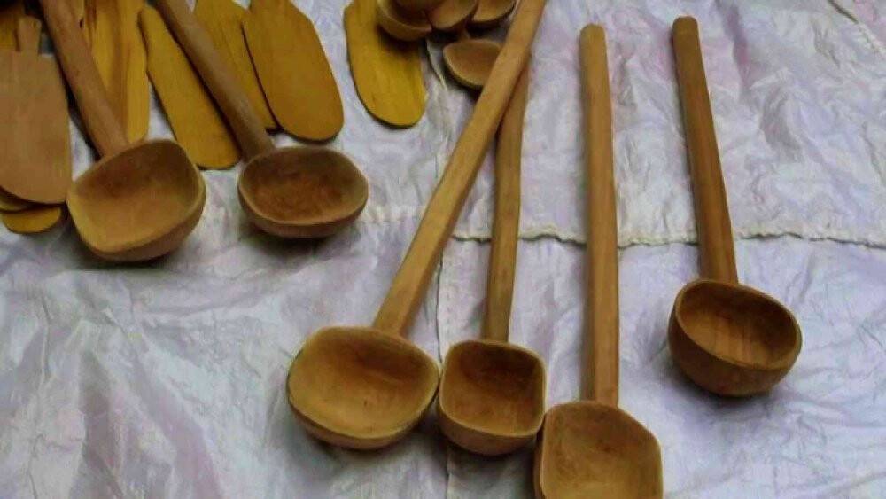 10 yaşında başladığı sanatını 65 yıldır ahşaplara işleyerek sürdürüyor