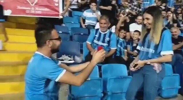 Adana Demirspor-Konyaspor maçında evlenme teklifi
