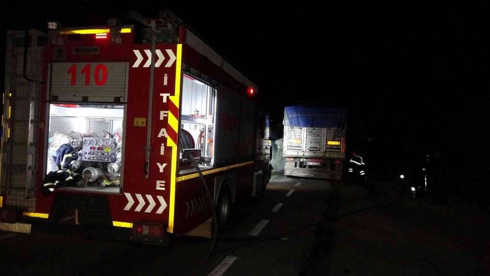 Alev alan tırın lastiğini kürekle toprak atıp söndürmeye çalıştı