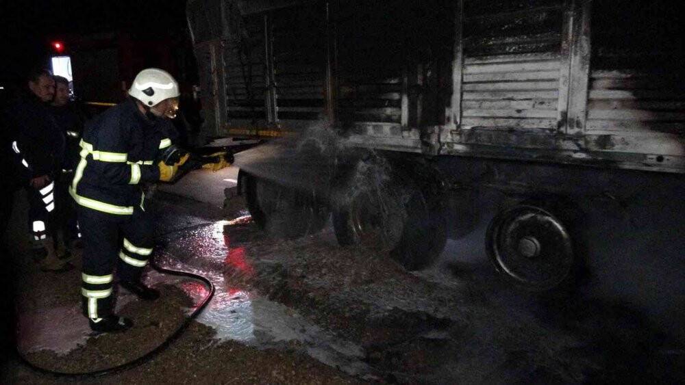 Alev alan tırın lastiğini kürekle toprak atıp söndürmeye çalıştı