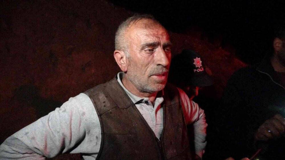 Alev alan tırın lastiğini kürekle toprak atıp söndürmeye çalıştı