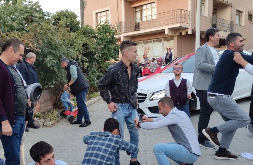 Arkadaşları damada yapmadığını bırakmadı