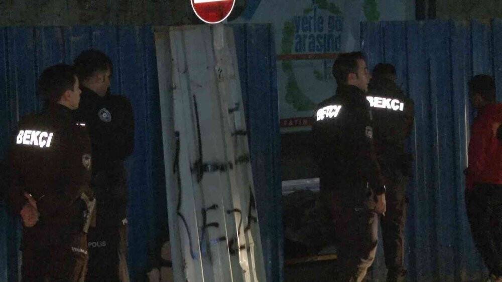 Fatih’te bir kişi şantiye bariyerlerinin arkasında ölü bulundu