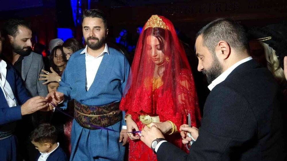 Gelin ve damada 3 milyon 650 bin TL’lik takı takıldı