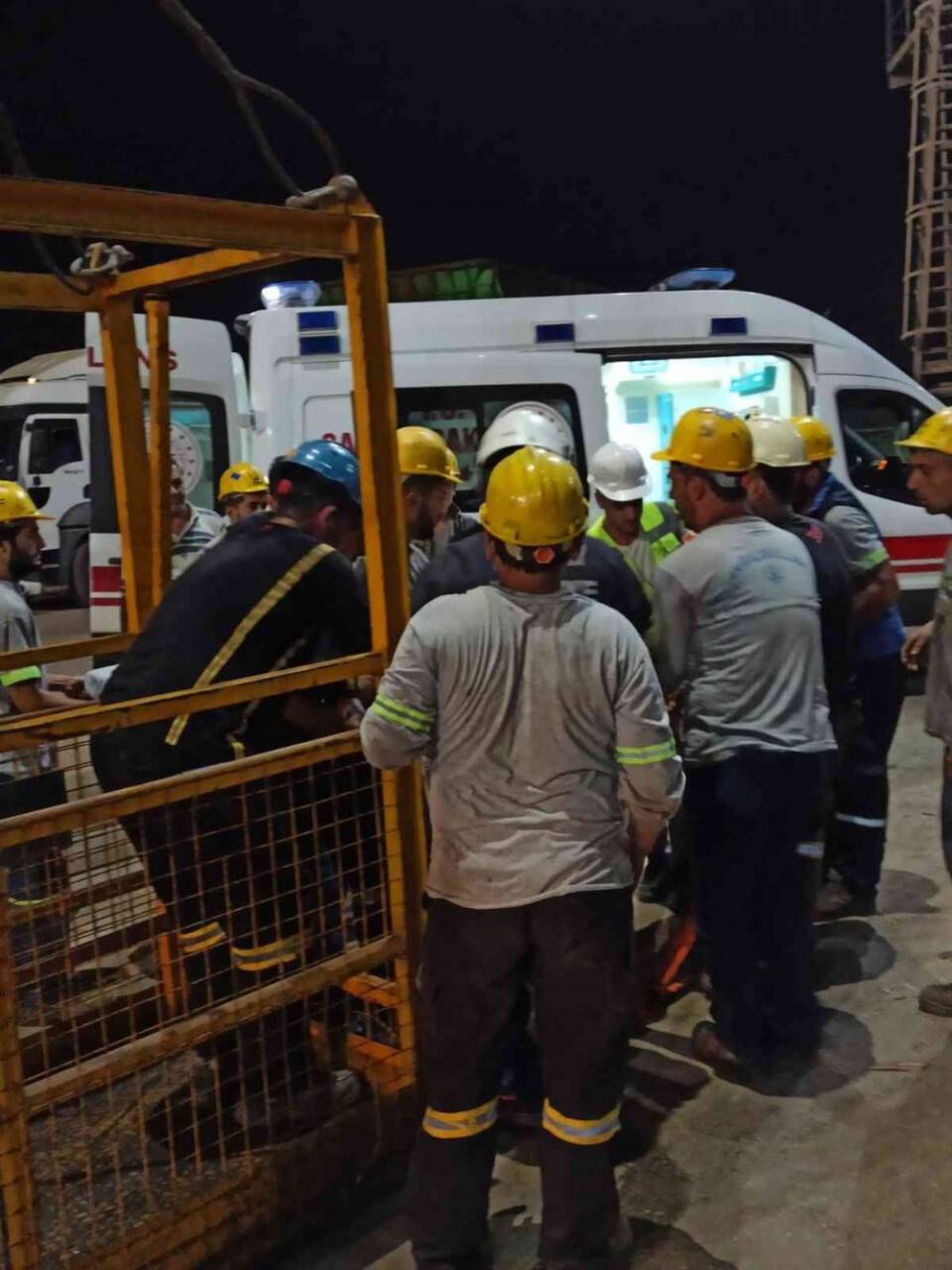 İskenderun’da gemi ambarına düşen işçi yaralandı