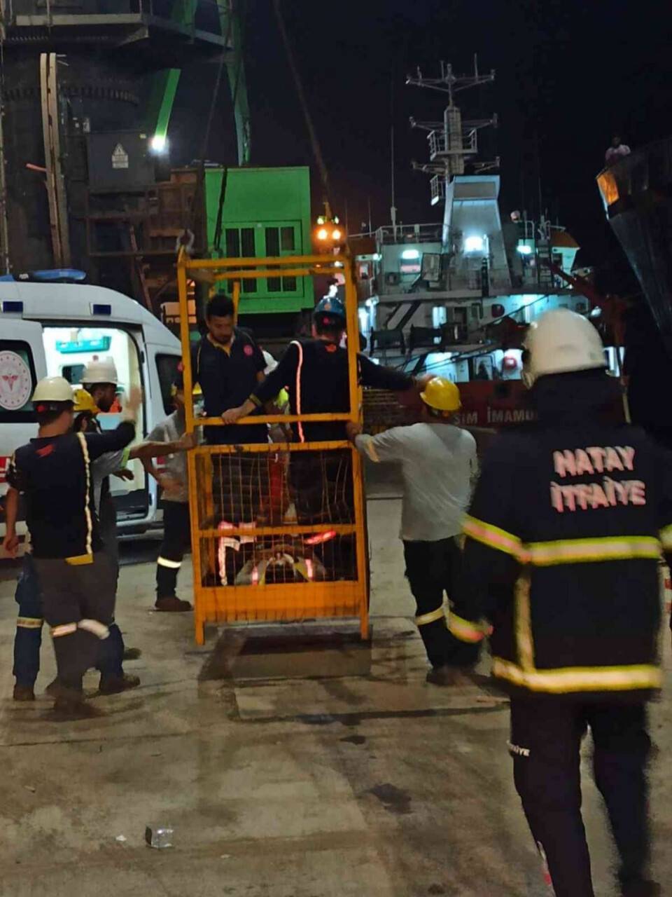 İskenderun’da gemi ambarına düşen işçi yaralandı