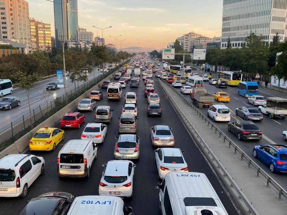 İstanbul’da haftanın ilk günü trafik yoğunluğu yüzde 51’e ulaştı