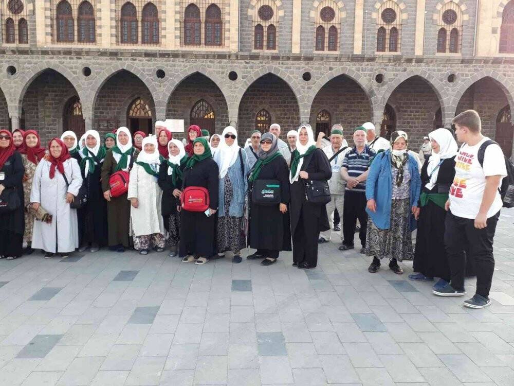 Kutsal topraklara giden ilk umre kafilesi Denizli’ye döndü