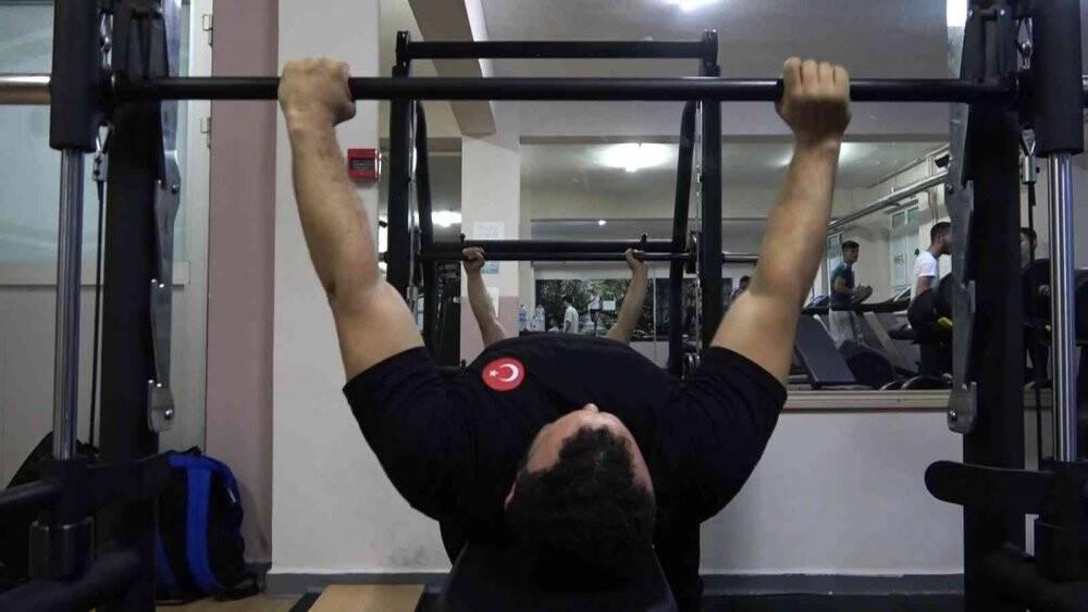 Milli sporcu yüzmeden sonra halterde de engel tanımıyor