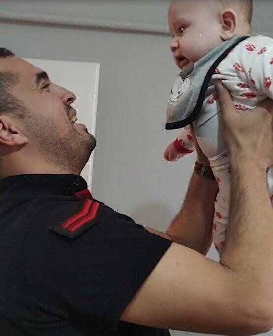 Minik bebeğin parmağı öyle bir yere sıkıştı ki gören şaşkına döndü