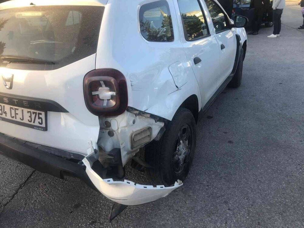 Otomobile çarpan motosiklet sürücüsünün bir ayağı parçalandı