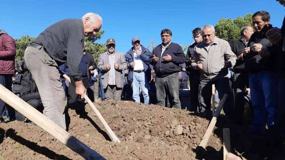 Ağabey ile kardeşi yan yana toprağa verildi