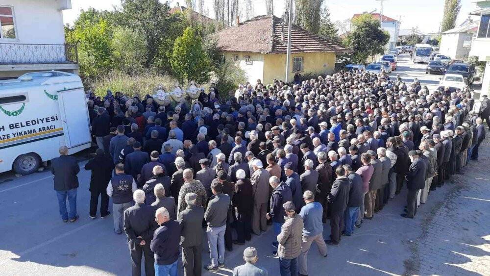 Ağabey ile kardeşi yan yana toprağa verildi