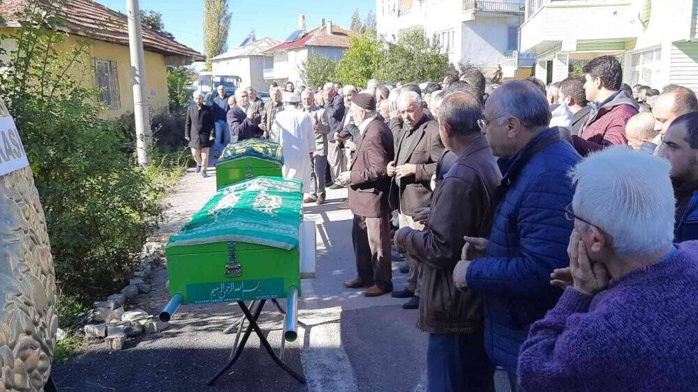 Ağabey ile kardeşi yan yana toprağa verildi