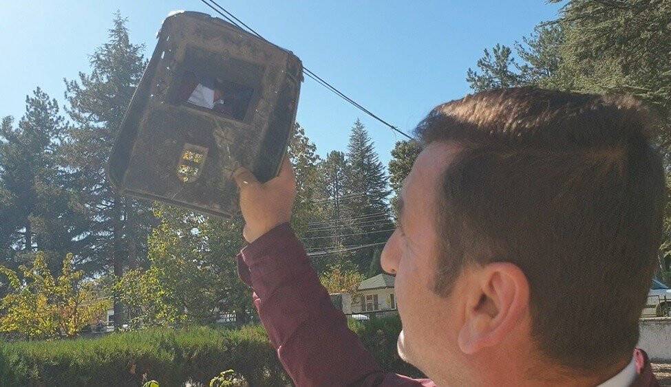 Güneş tutulmasını kaynak gözlüğü ile izledi