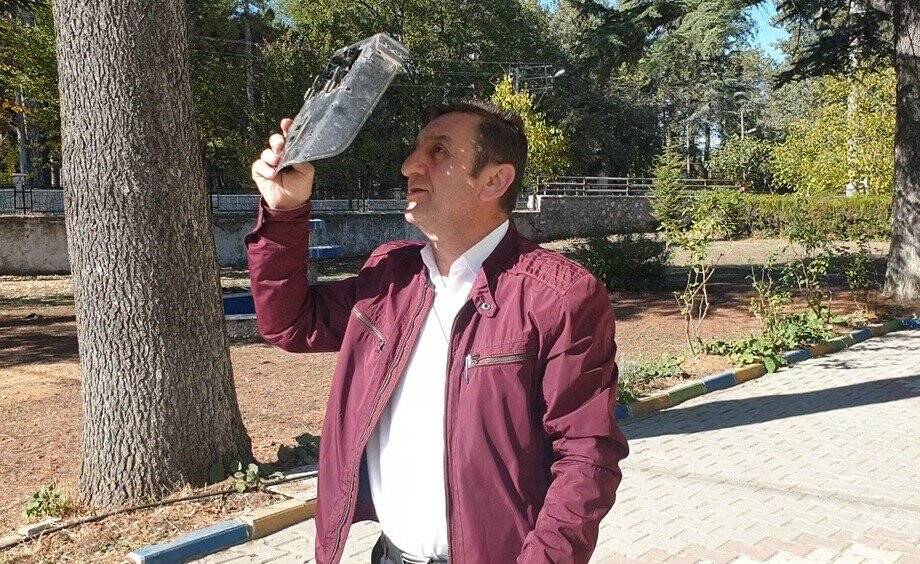 Güneş tutulmasını kaynak gözlüğü ile izledi