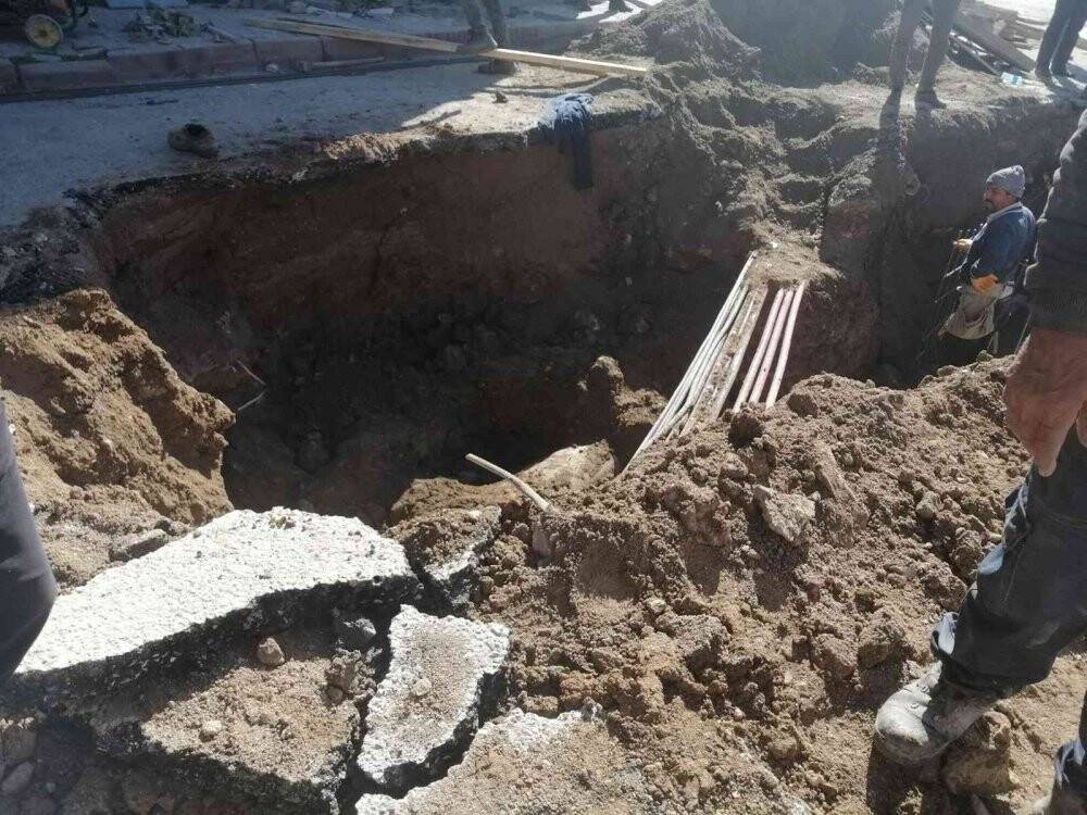 Kazılan çukurda toprak altında kalan işçi yaralandı