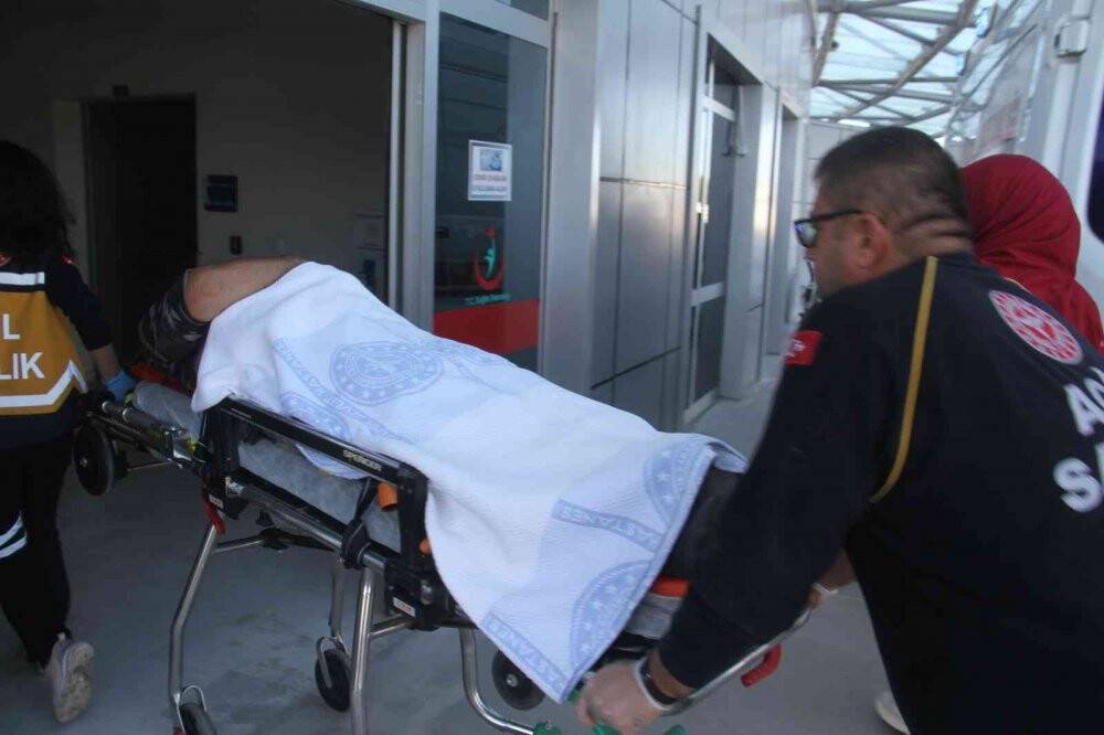 Kazılan çukurda toprak altında kalan işçi yaralandı