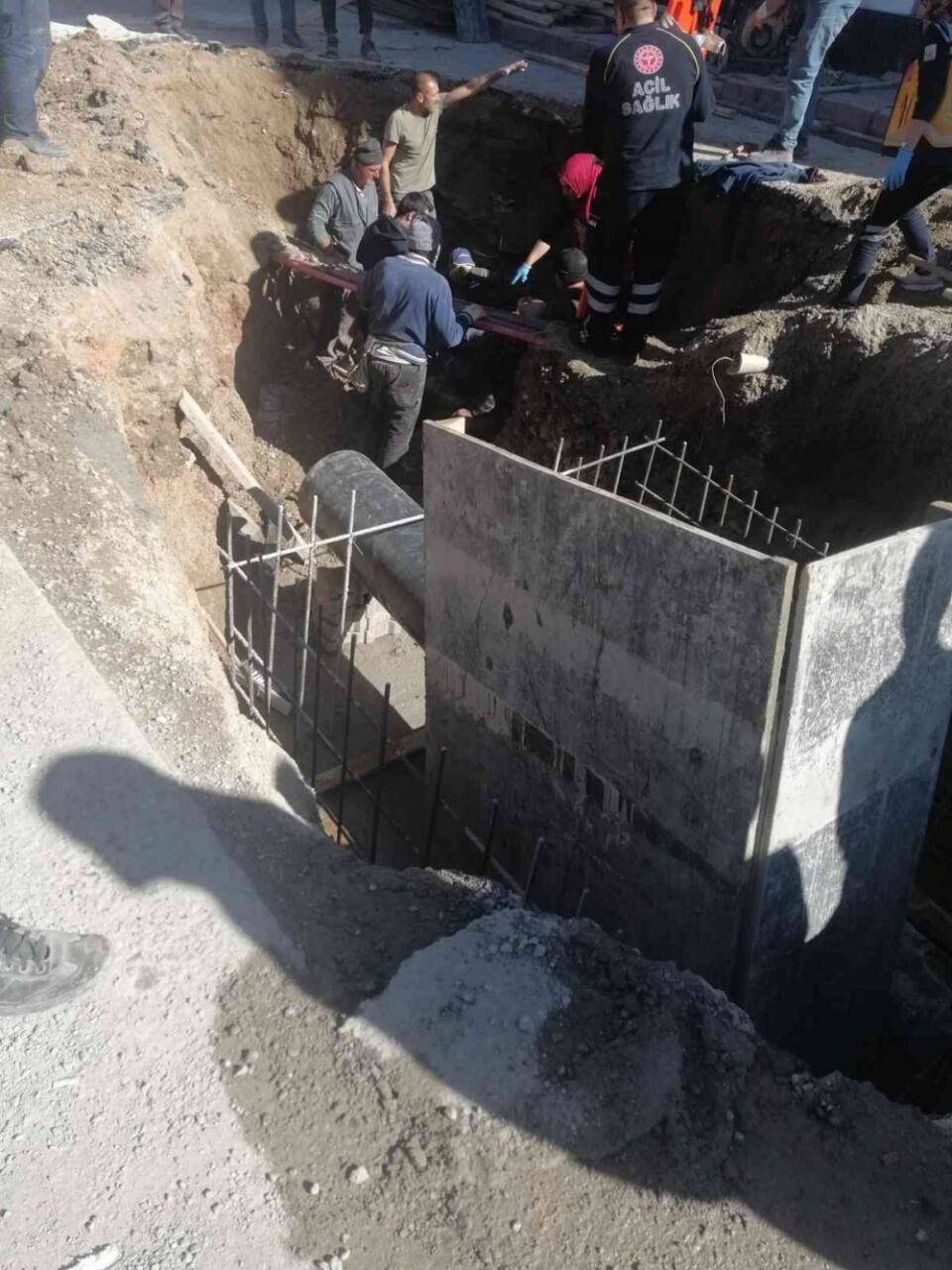 Kazılan çukurda toprak altında kalan işçi yaralandı