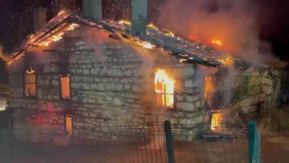 Konya’da kullanılmayan ev alev alev yandı