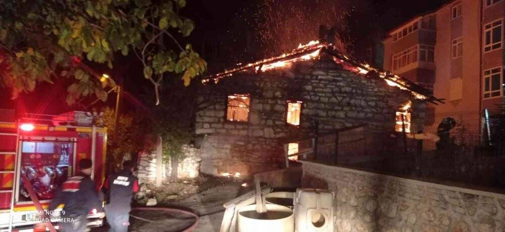 Konya’da kullanılmayan ev alev alev yandı