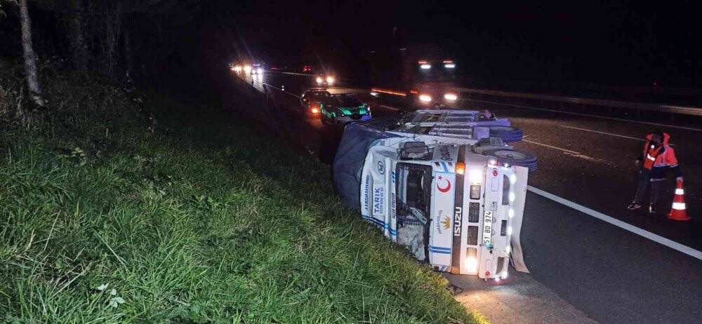 Otoyolda ayva yüklü kamyonet devrildi