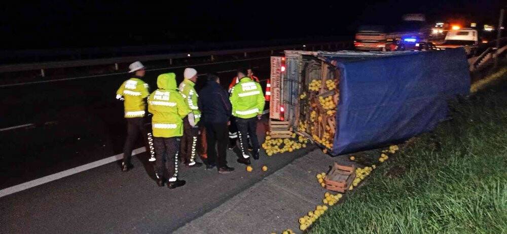 Otoyolda ayva yüklü kamyonet devrildi