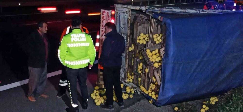 Otoyolda ayva yüklü kamyonet devrildi