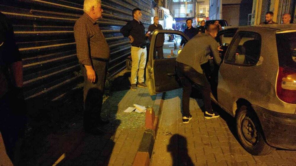 Park halindeki araca çarpan otomobil yan yattı, sürücü yara almadan kurtuldu