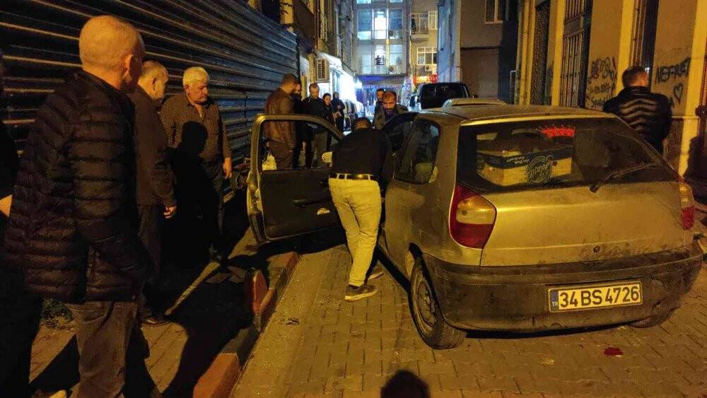 Park halindeki araca çarpan otomobil yan yattı, sürücü yara almadan kurtuldu