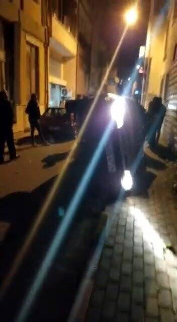 Park halindeki araca çarpan otomobil yan yattı, sürücü yara almadan kurtuldu