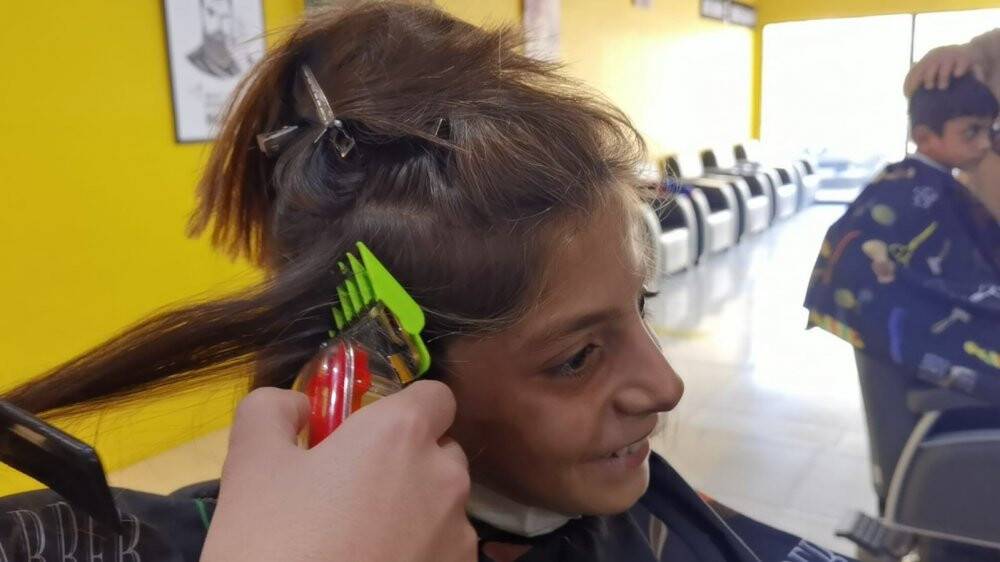 12 yıl sonra saçına makas değdi