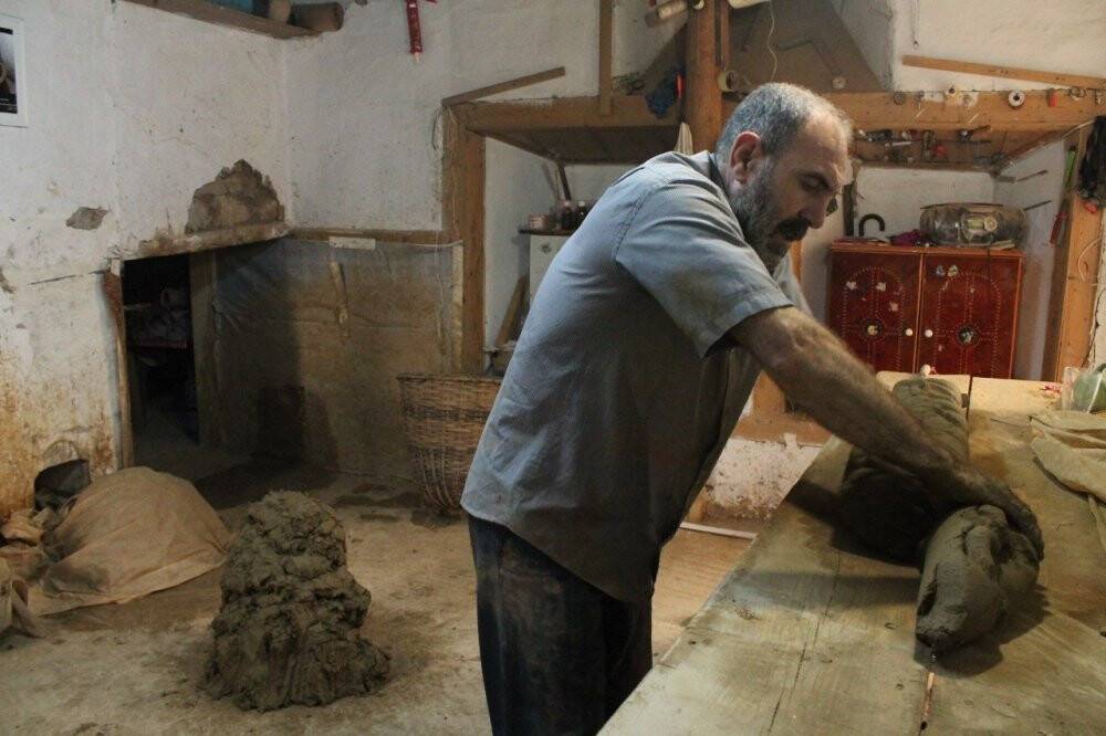 Çamura elleriyle şekil veren kentin son tandır ustası meslekte 44 yılı geride bıraktı