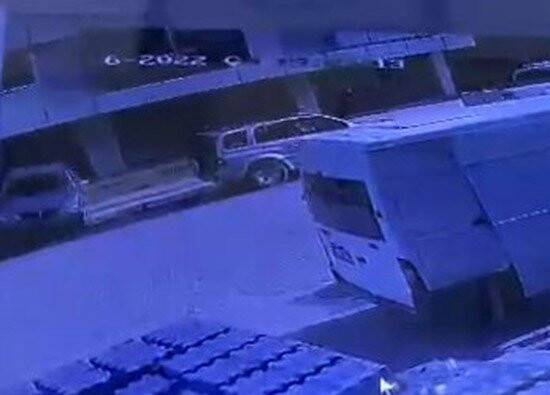 Fren yerine gaza basınca spor salonuna daldı