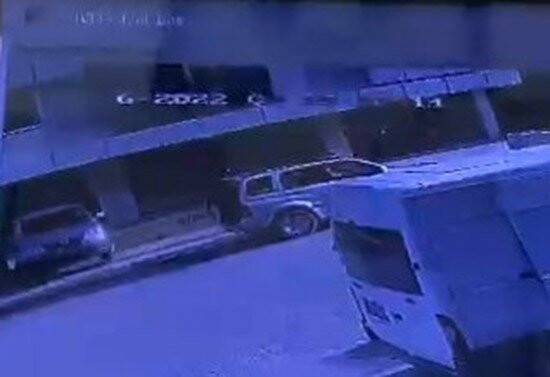 Fren yerine gaza basınca spor salonuna daldı