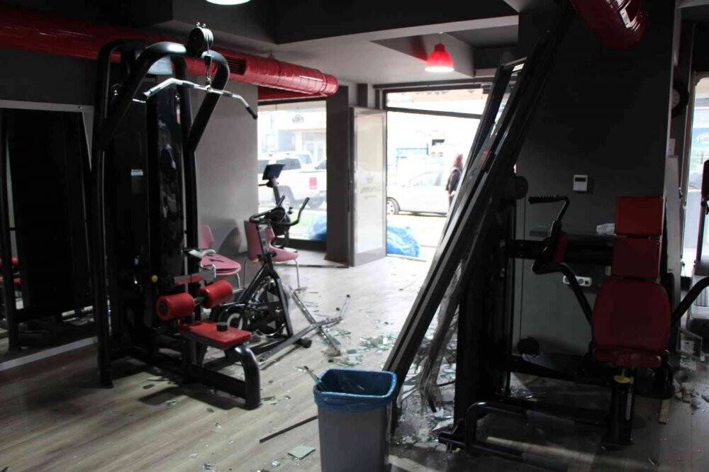 Fren yerine gaza basınca spor salonuna daldı