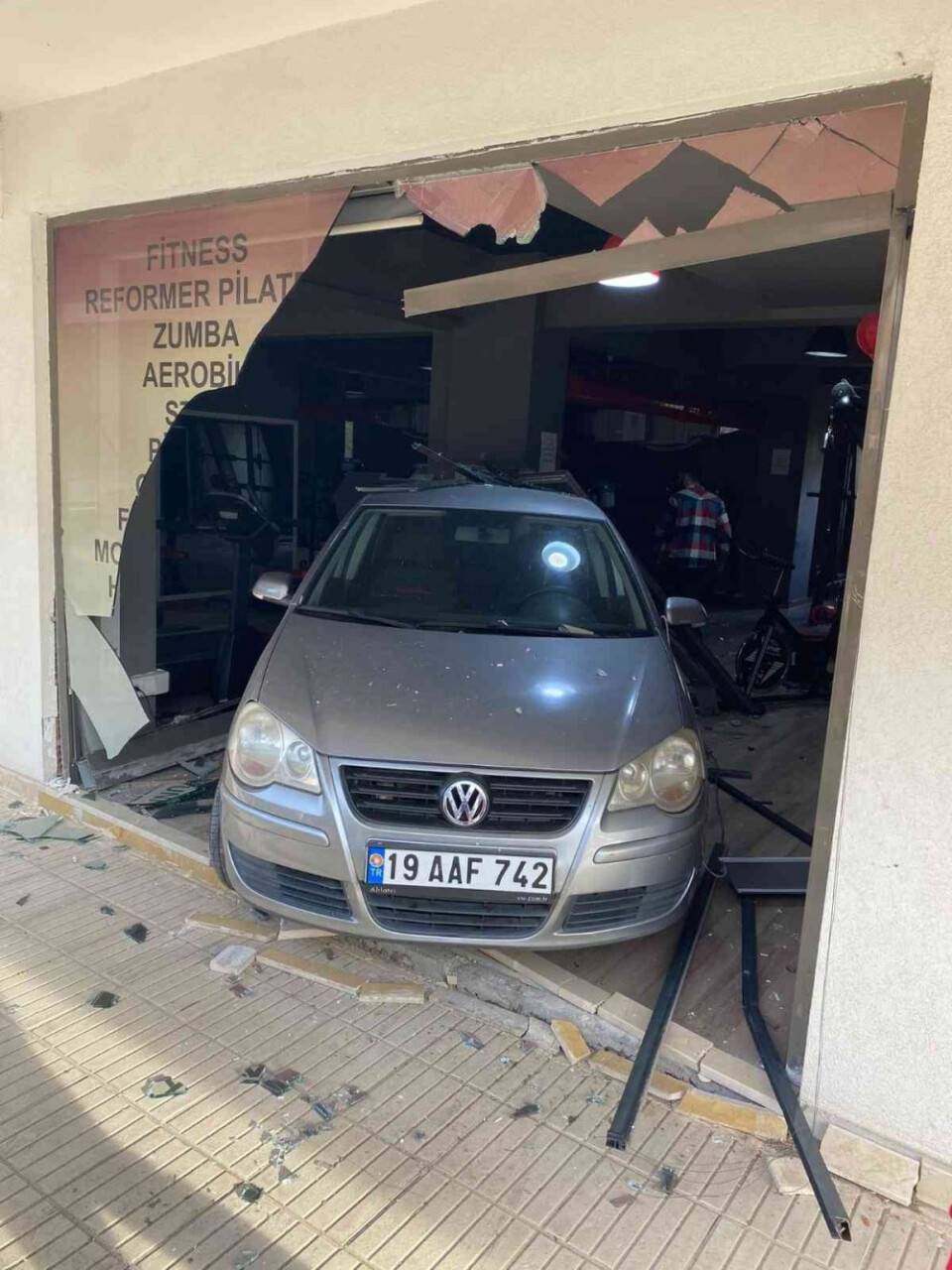 Fren yerine gaza basınca spor salonuna daldı