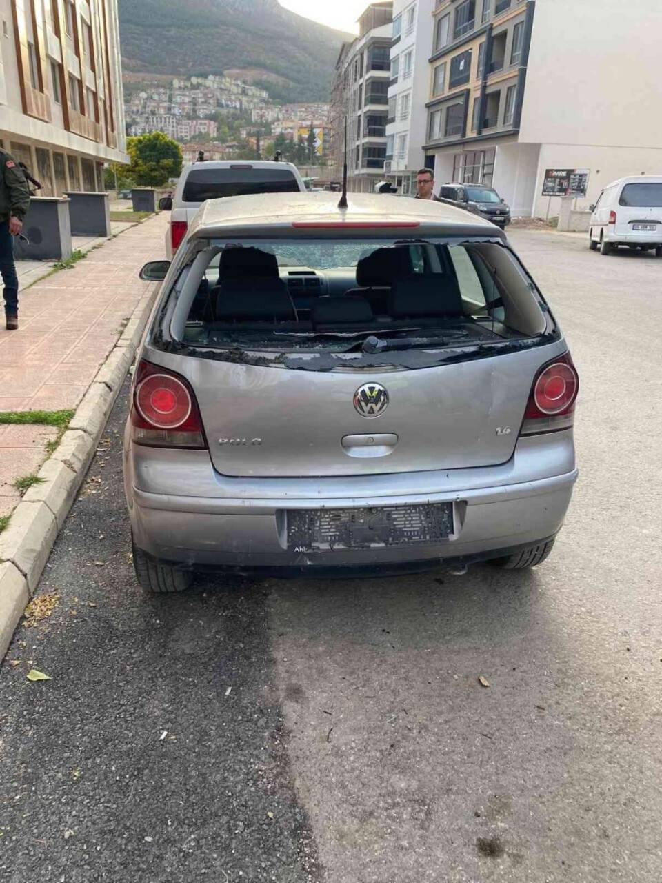 Fren yerine gaza basınca spor salonuna daldı