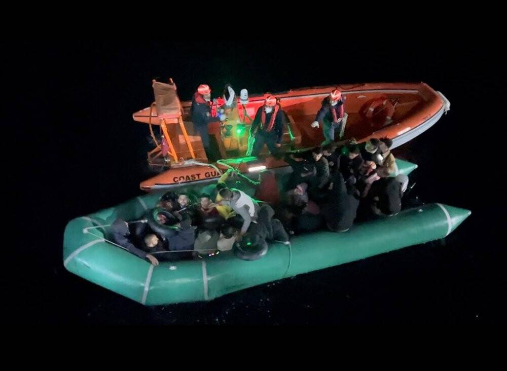 İzmir açıklarında 30 düzensiz göçmen kurtarıldı, 28 göçmen yakalandı