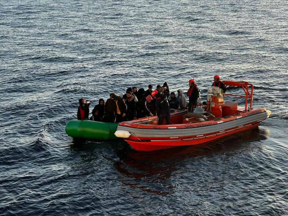 İzmir açıklarında 30 düzensiz göçmen kurtarıldı, 28 göçmen yakalandı