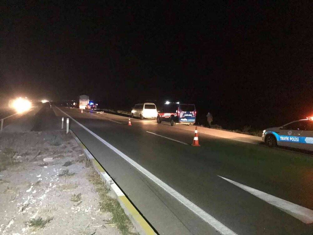 Konya’da hafif ticari araç kamyona çarptı: 1 ölü, 3 yaralı