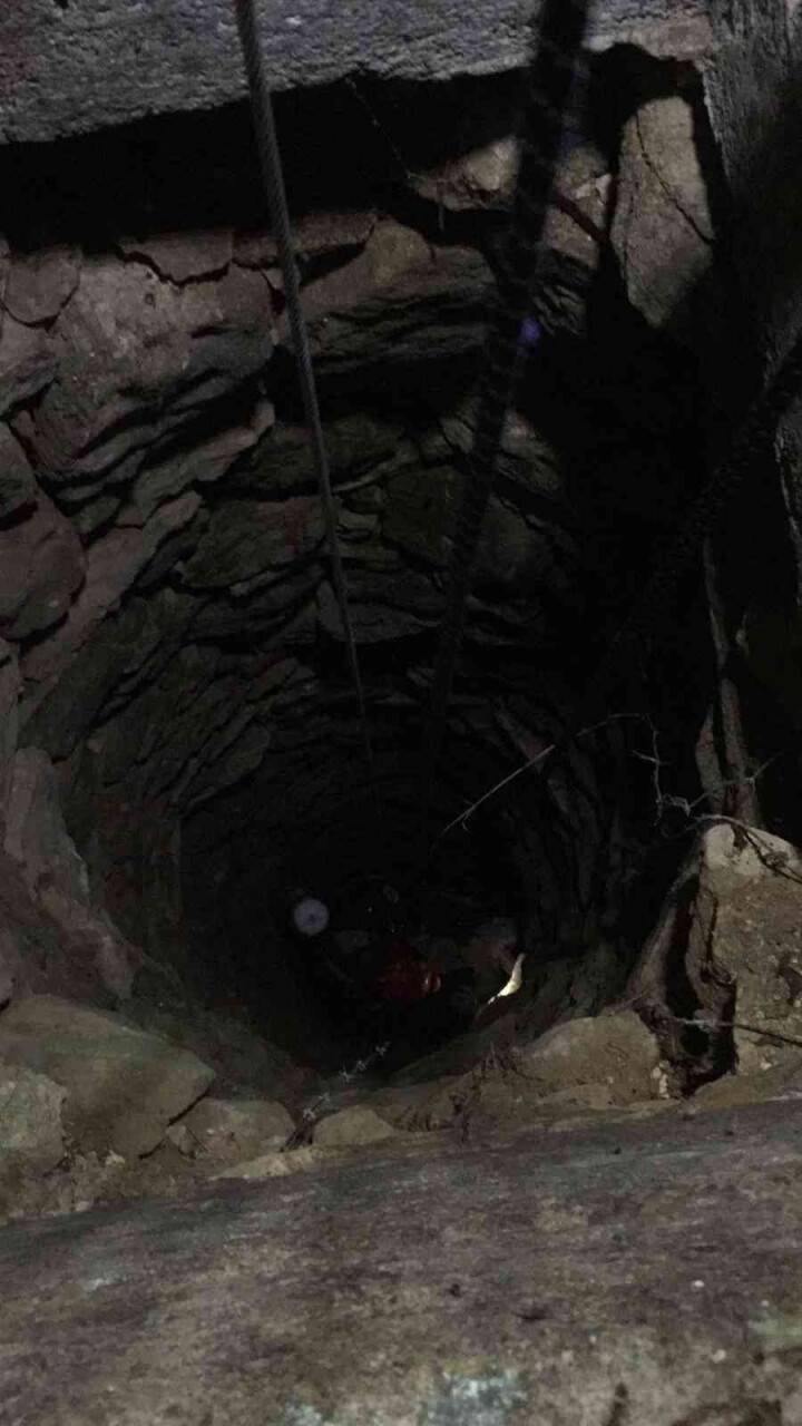 Kuyunun dibindeki koyunu itfaiye kurtardı