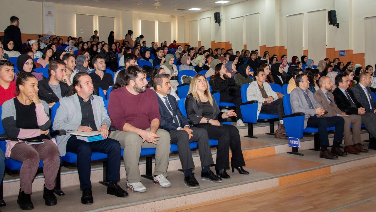 selcuk-universitesinde-hukukta-ders-calisma-yontemleri-anlatildi-2.jpg