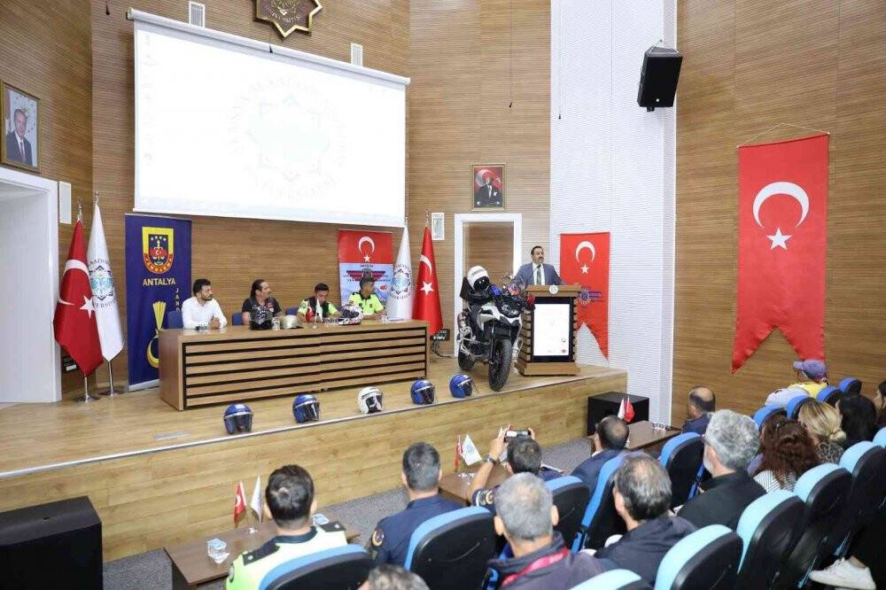 Üniversite öğrencilerine trafik güvenliği anlatıldı